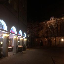 Außenansicht im dunkeln neben der Nikolaikirche