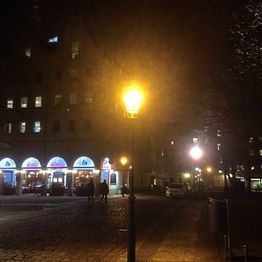 Außenansicht aus der Ferne im dunkeln mit Laterne