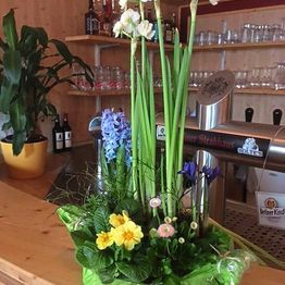 Bar mit Zapfhahn und Frühlingsdekoration