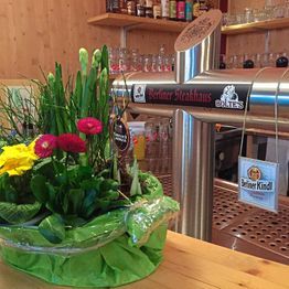 Bar mit Zapfhahn und Frühlingsdekoration