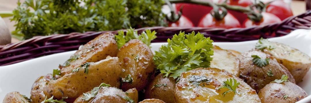 Gebratene Kartoffeln mit frischen Kräutern und Tomaten