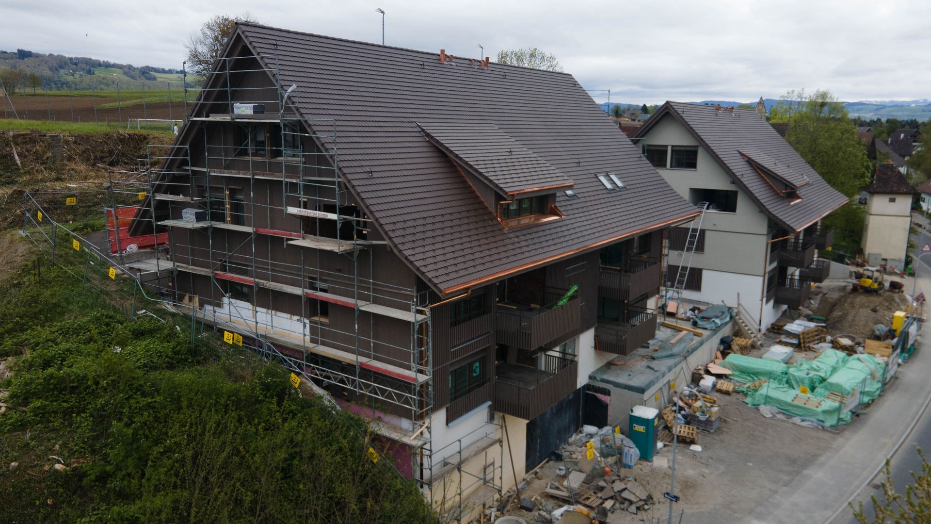 Gerüst an einem Wohngebäude, Foto der Holz Team Ibraimi GmbH