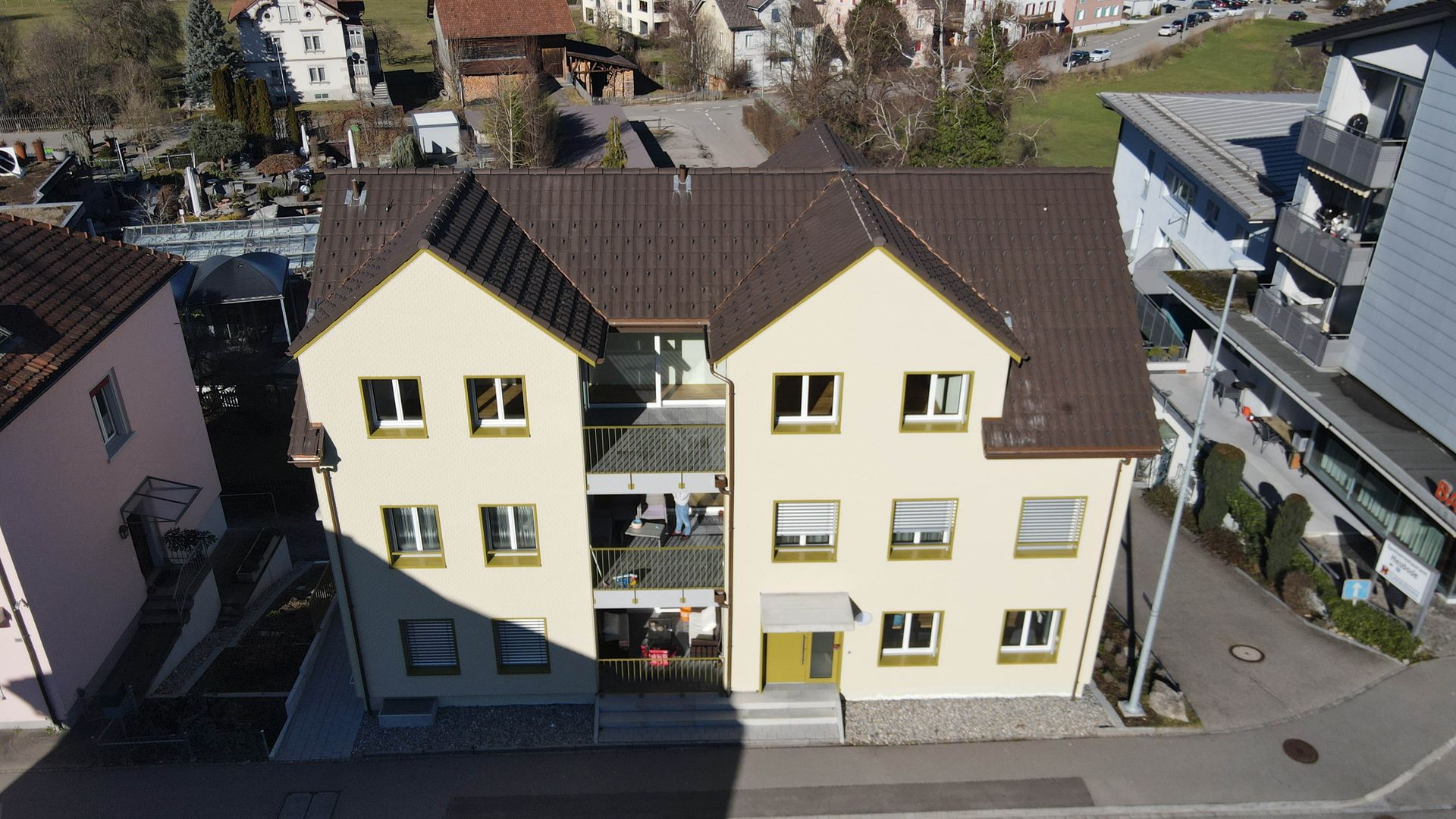 Wohngebäude nach Renovierung, Foto der Holz Team Ibraimi GmbH