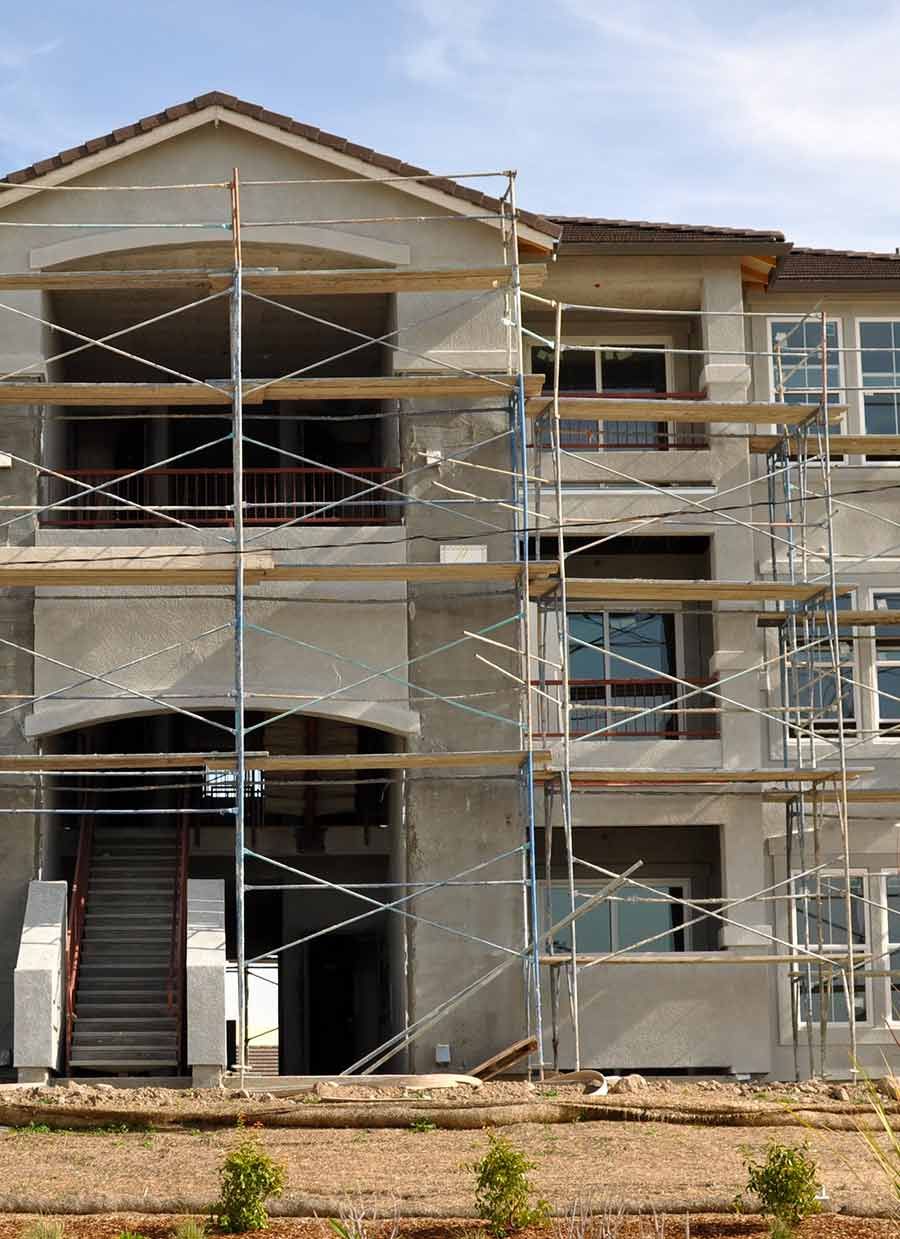 Se está construyendo una casa grande con andamios alrededor.