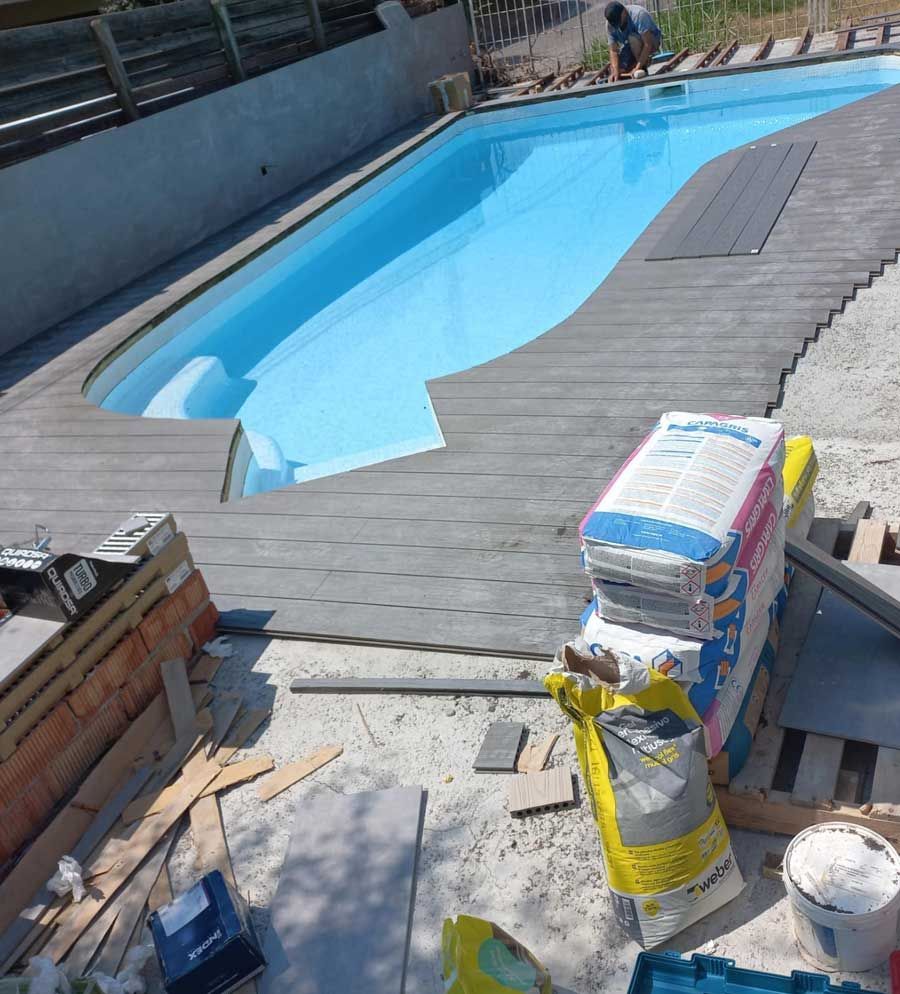 Se está construyendo una piscina junto a una terraza de madera.