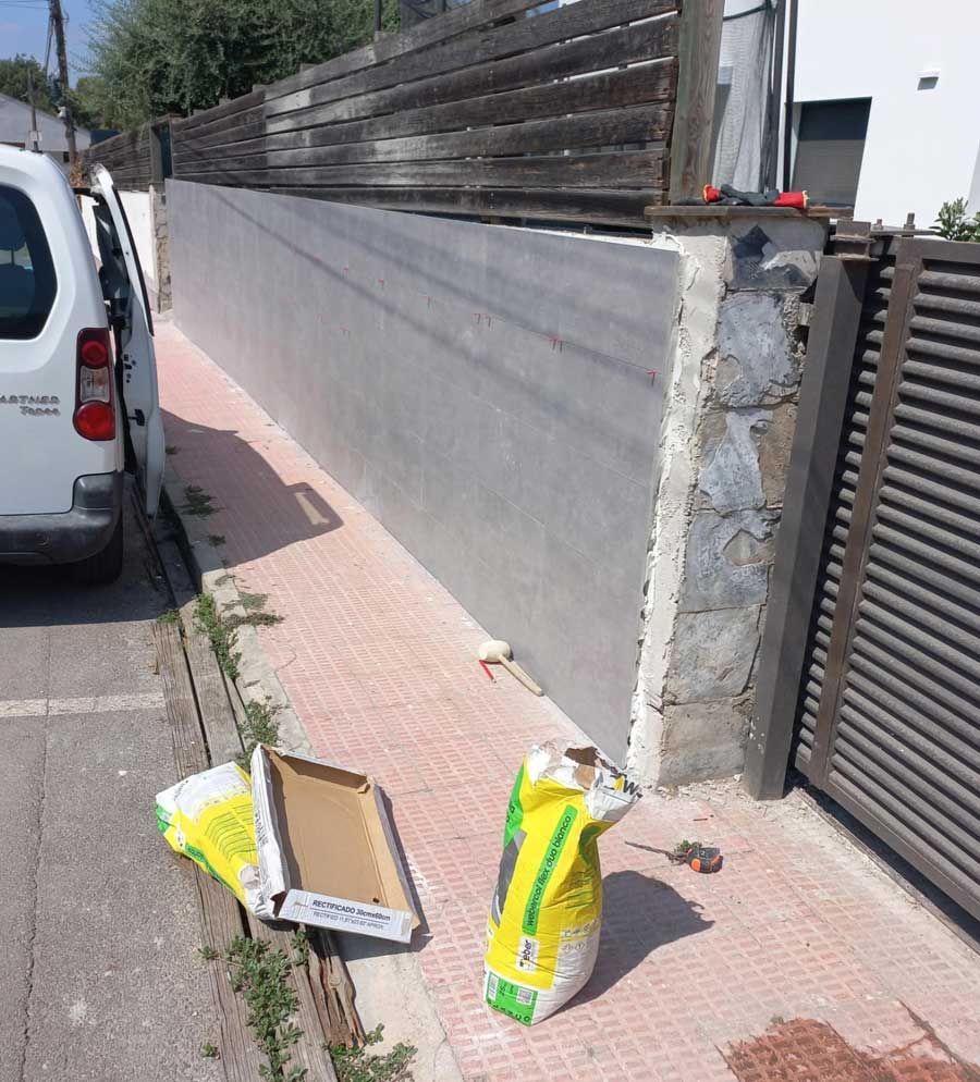 Una camioneta blanca está estacionada al costado de la carretera