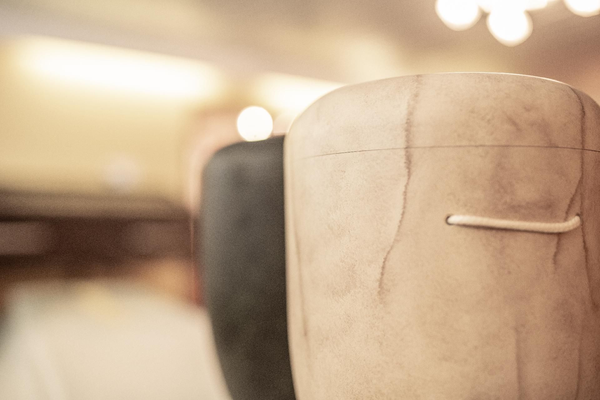 Zwei Urnen mit unterschiedlichem Aufdruck Zwei Urnen mit unterschiedlichem Aufdruck