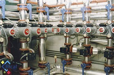 Un montón de tuberías y válvulas están alineadas en una habitación.