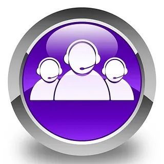 Un botón morado con un grupo de personas usando auriculares.