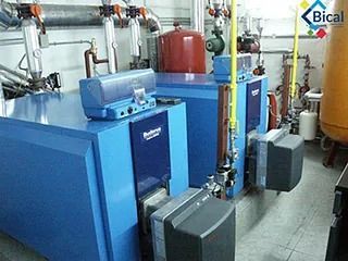 Dos calderas azules están una al lado de la otra en una habitación.