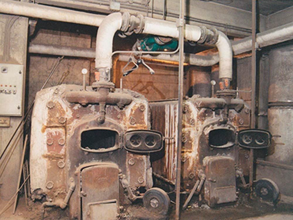 Una habitación con muchas tuberías y una caja que dice 'a' en ella