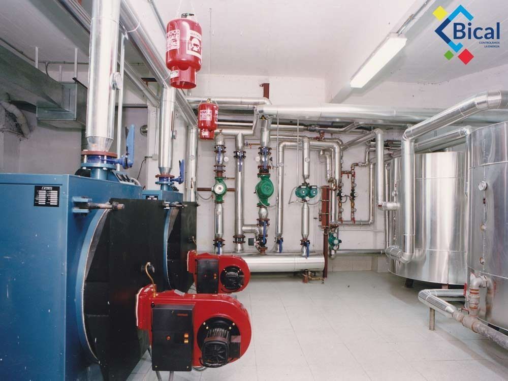 Una habitación con muchas tuberías y un cartel que dice bical