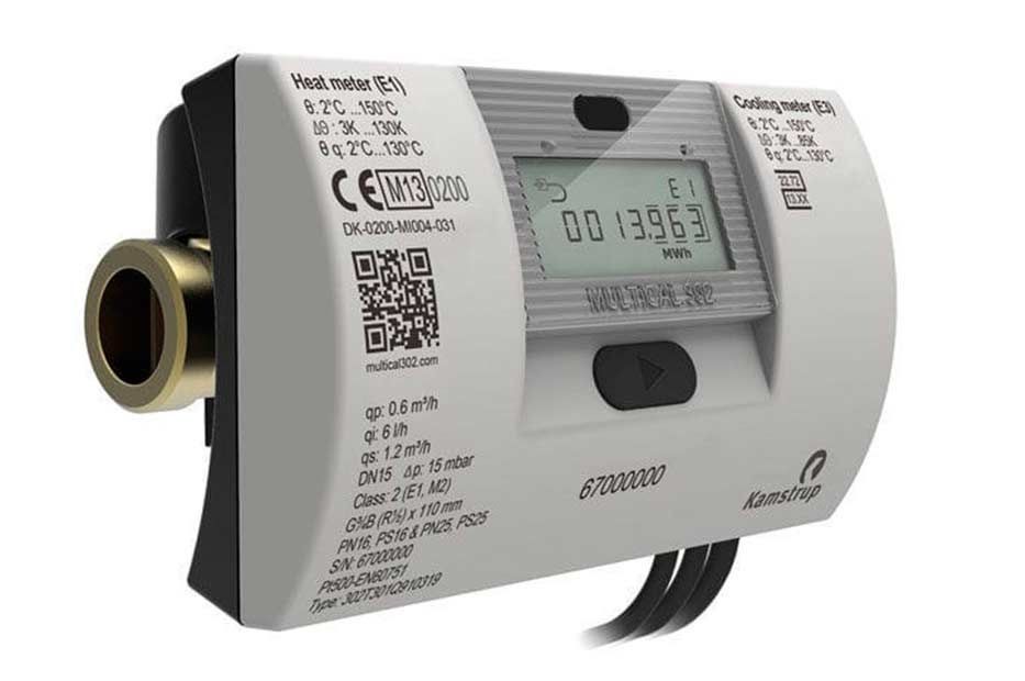 Un medidor de agua con un código QR está sobre un fondo blanco.