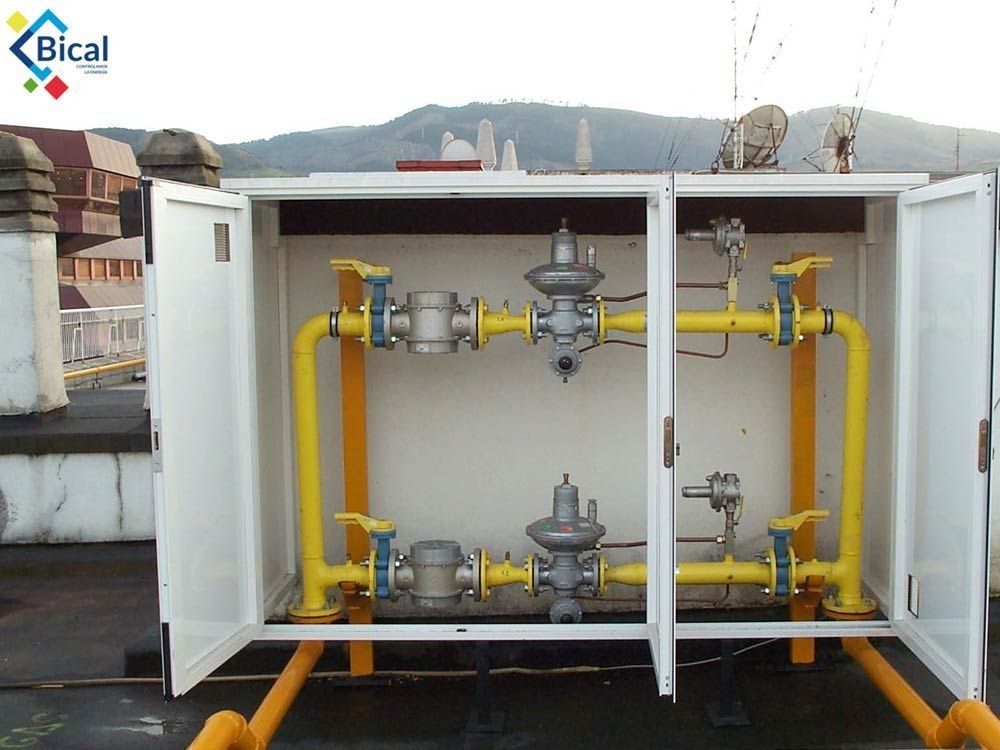 Una caja blanca con tubos amarillos y la palabra bical en ella