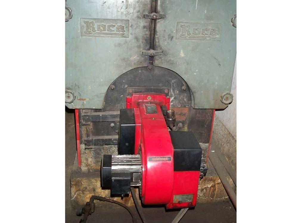 Una máquina roja y negra con la palabra Roca escrita en ella.