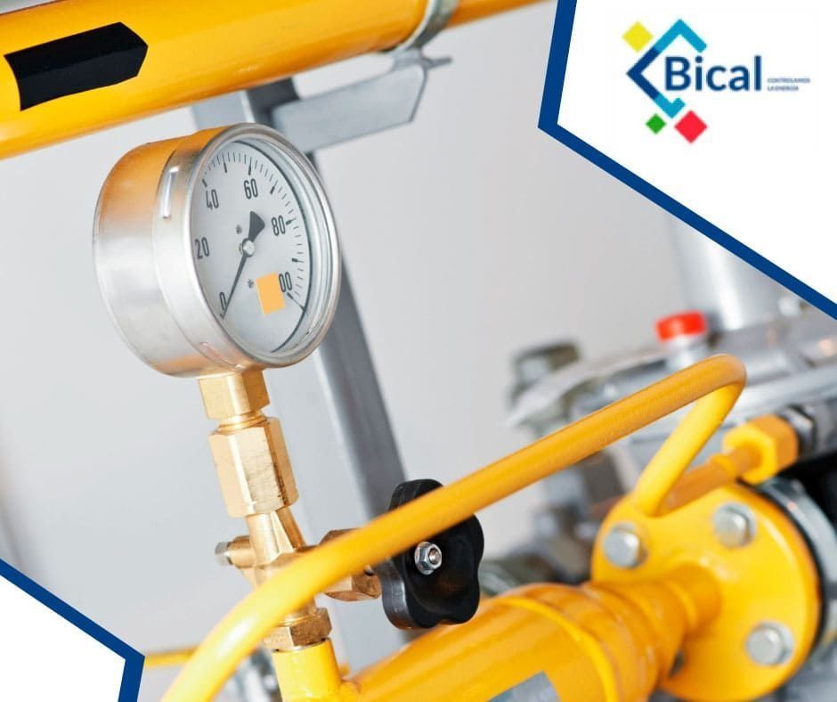 Un primer plano de un manómetro con el logotipo de Bical en el fondo.