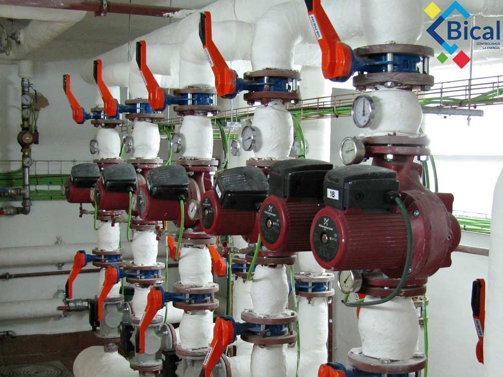 Un montón de tubos están alineados en una habitación con un logotipo bical en la esquina