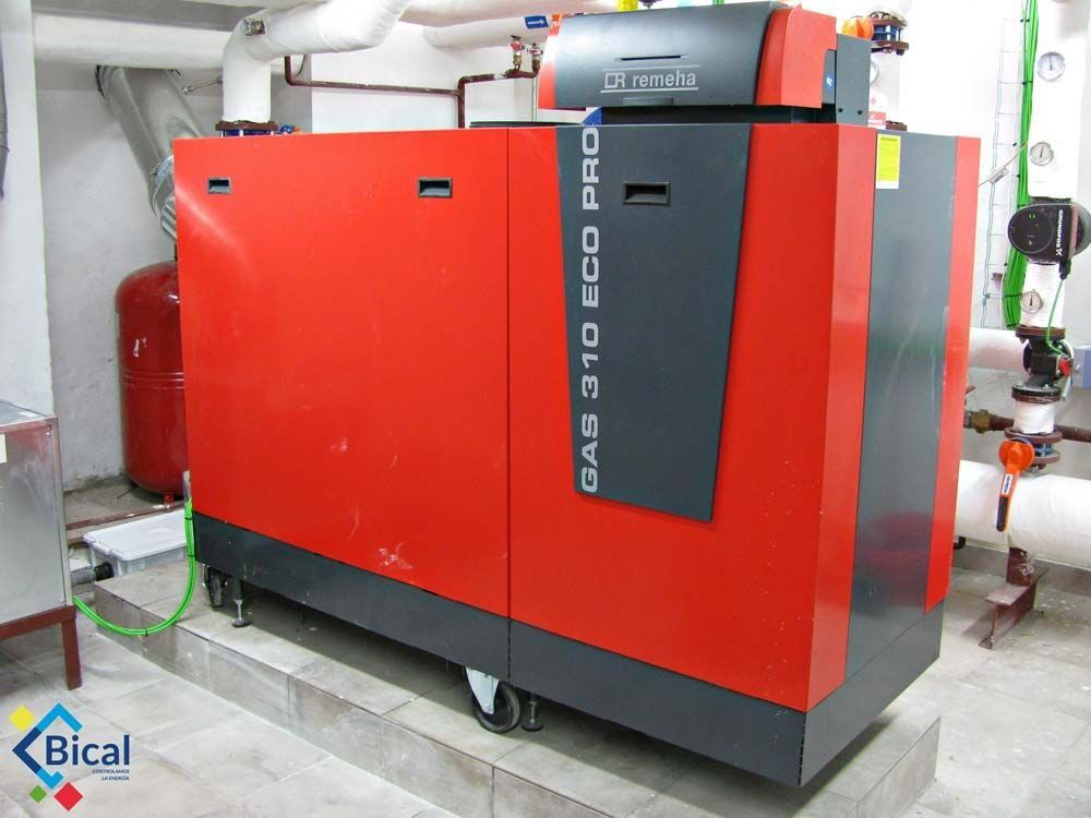 Una caldera roja y gris con la palabra pro escrita en ella