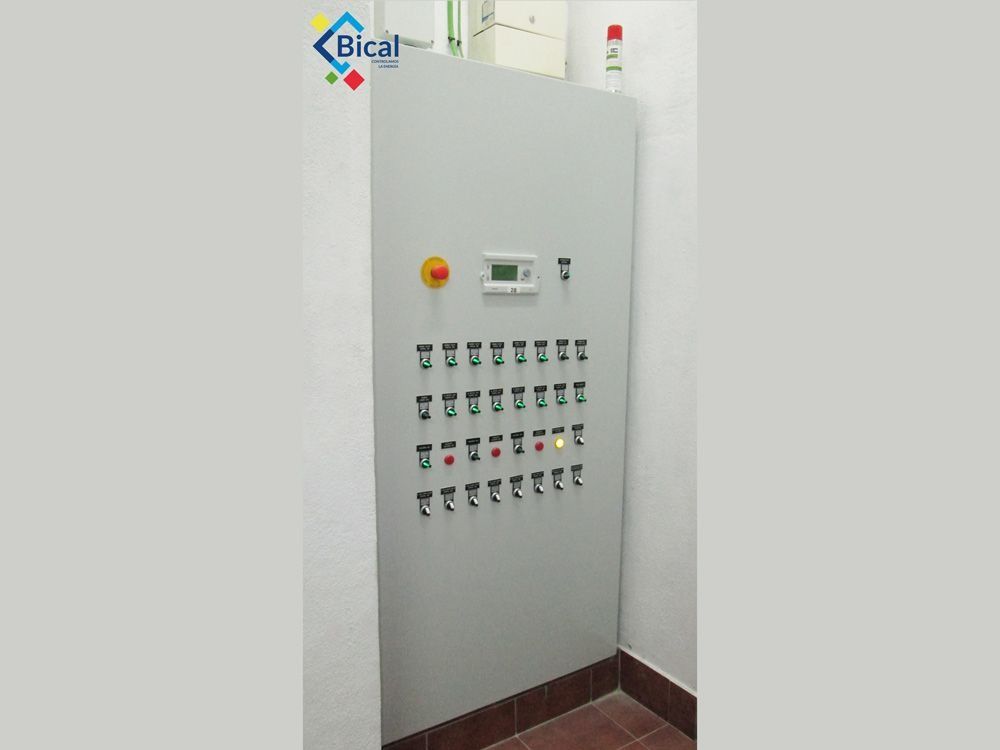 Una gran caja eléctrica está colocada en la pared de una habitación.