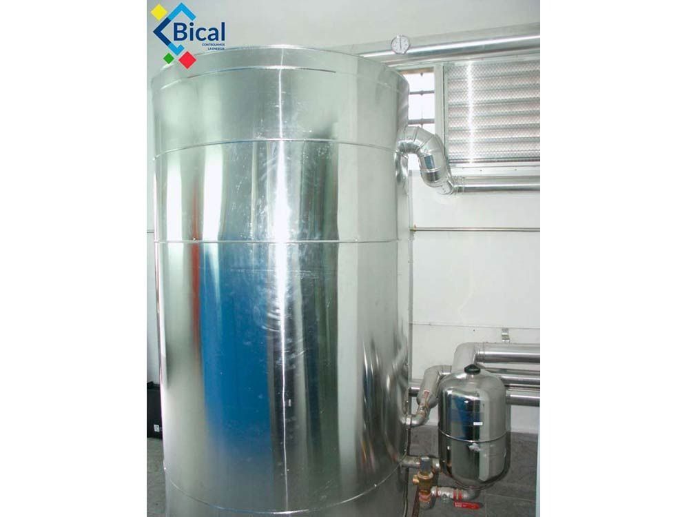 Un gran tanque de metal con la palabra bical escrita en él.