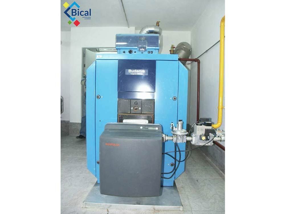 Una caldera azul con la palabra bical escrita en ella