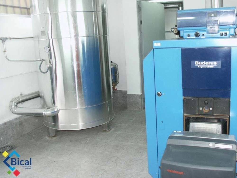 Una caldera azul con la palabra buderus escrita en ella