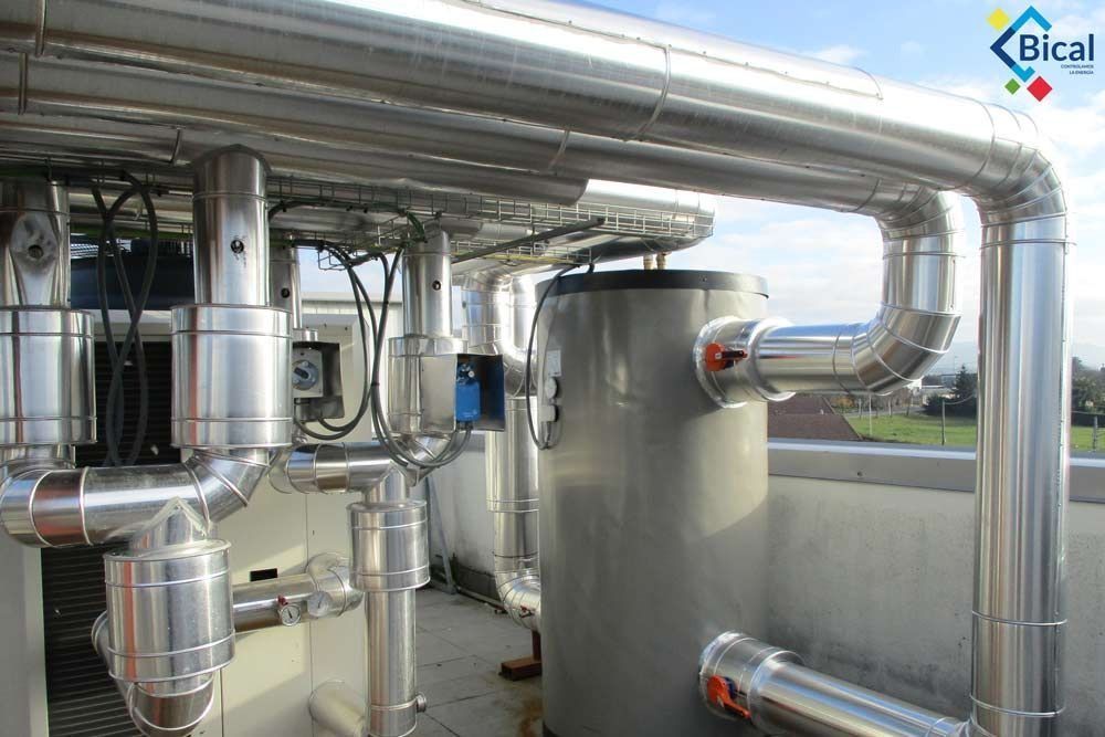 Un conjunto de tuberías están conectadas entre sí en un edificio.