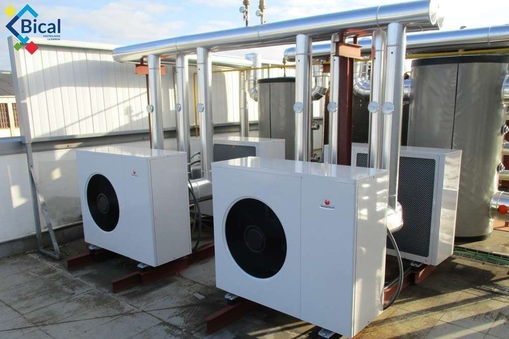 Dos aparatos de aire acondicionado están situados encima de un tejado.