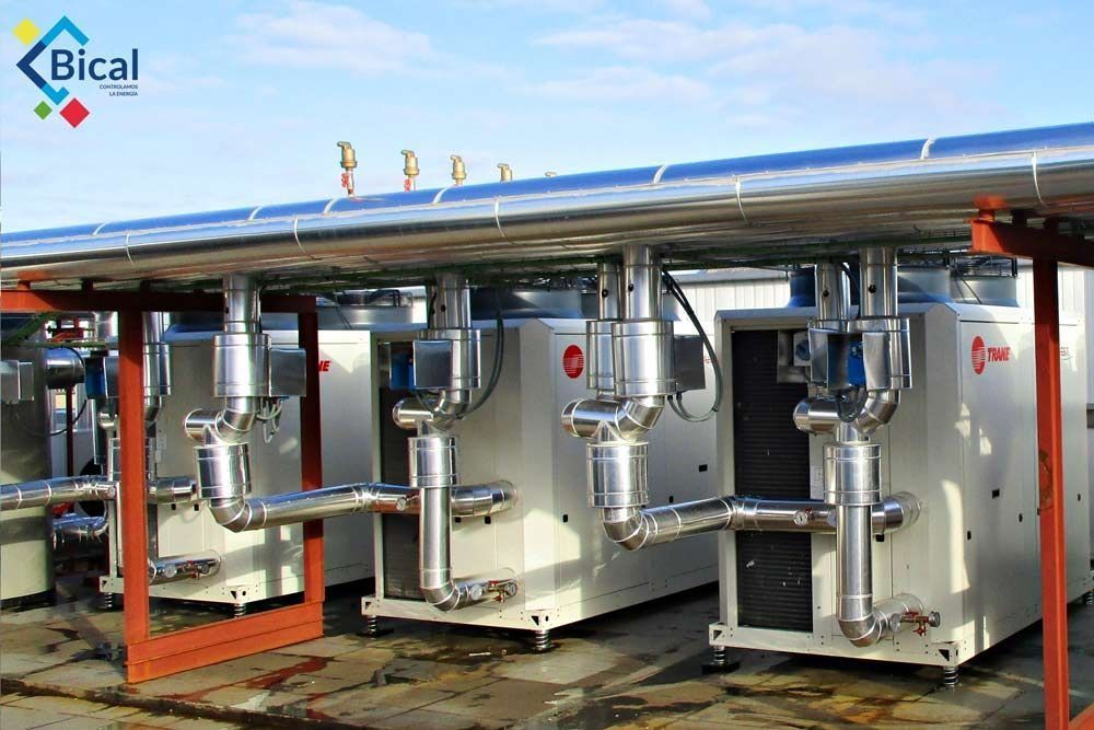 Un logotipo bical está en el costado de un edificio.