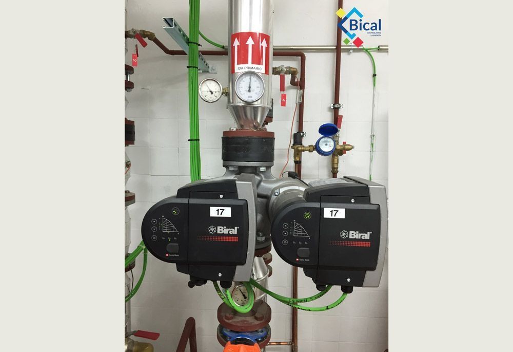 Dos bombas están conectadas a una tubería en una habitación.