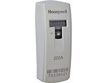 Un medidor de agua Honeywell 205A está sobre una superficie blanca.