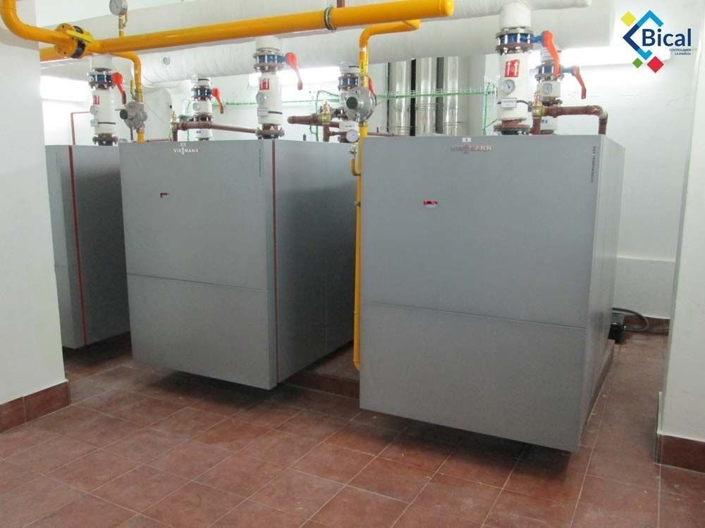 Una habitación con muchas tuberías y un cartel que dice Bical.