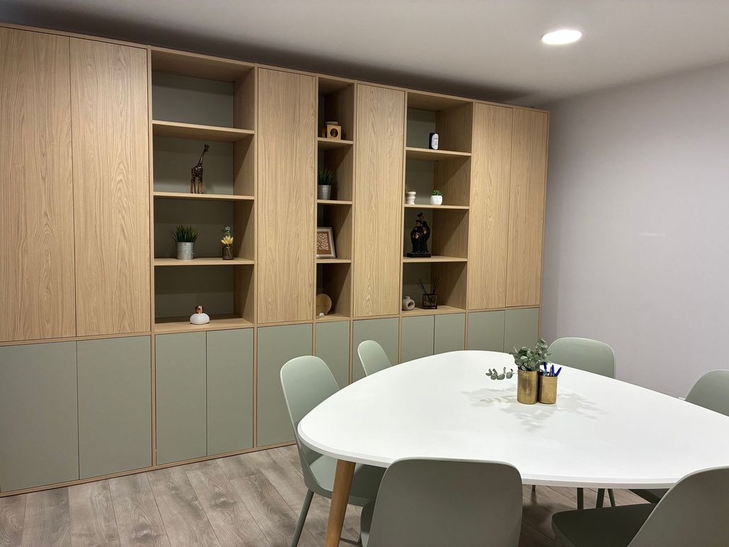 Table blanche avec chaises blanches et bleues