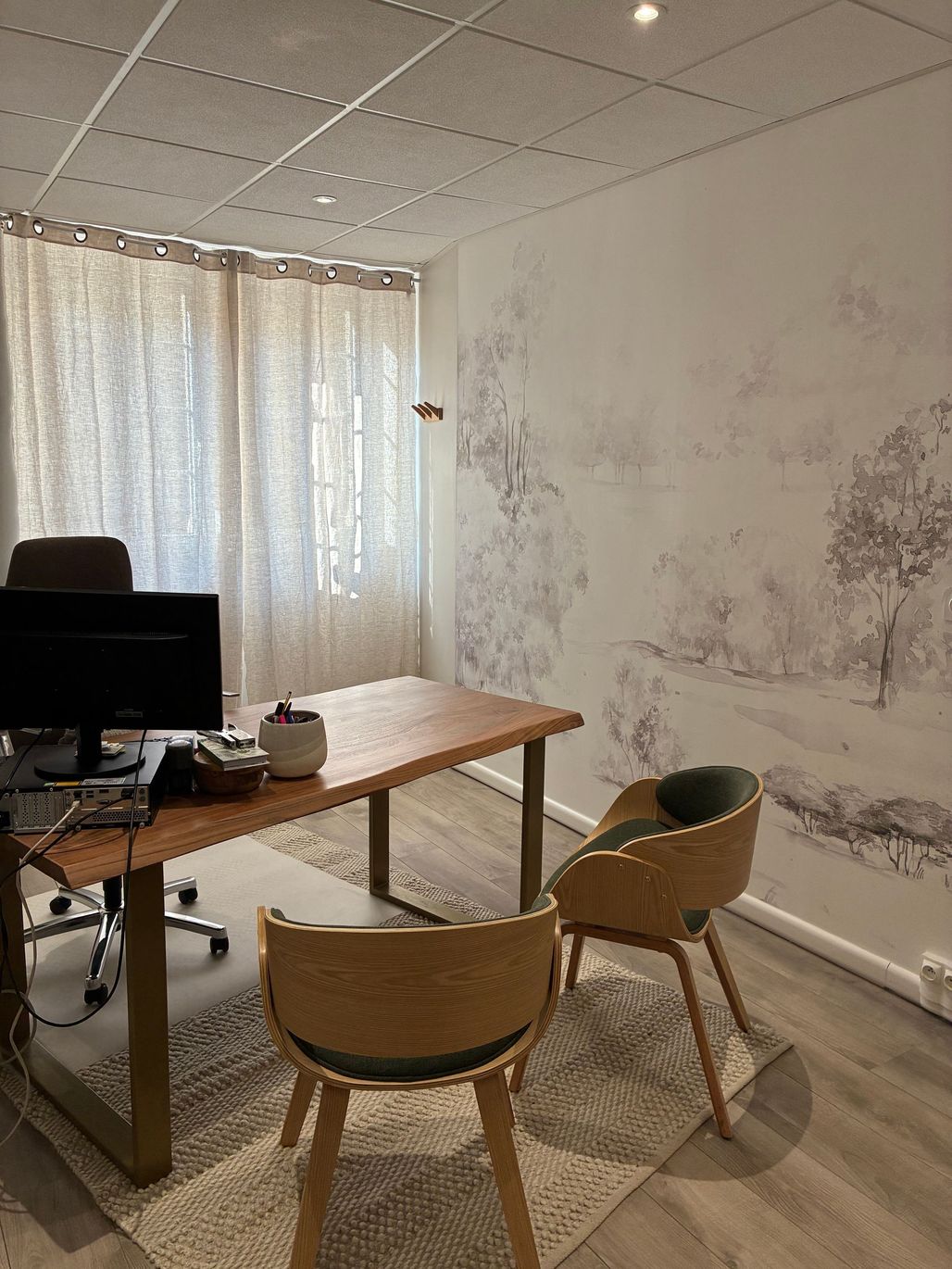 Personne en robe noire tenant un code rouge