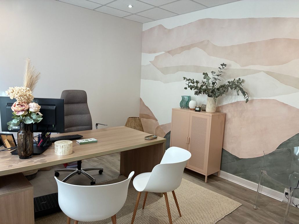 Statuette de femme aux yeux bandés tenant une balance