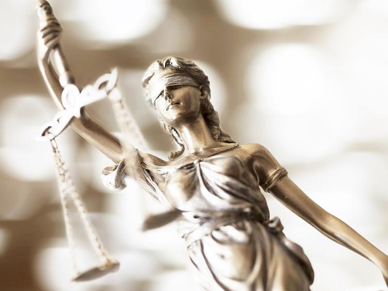 Statuette de femme aux yeux bandés tenant une balance
