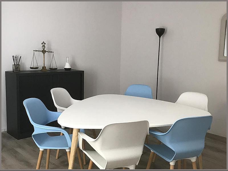 Table blanche avec chaises blanches et bleues