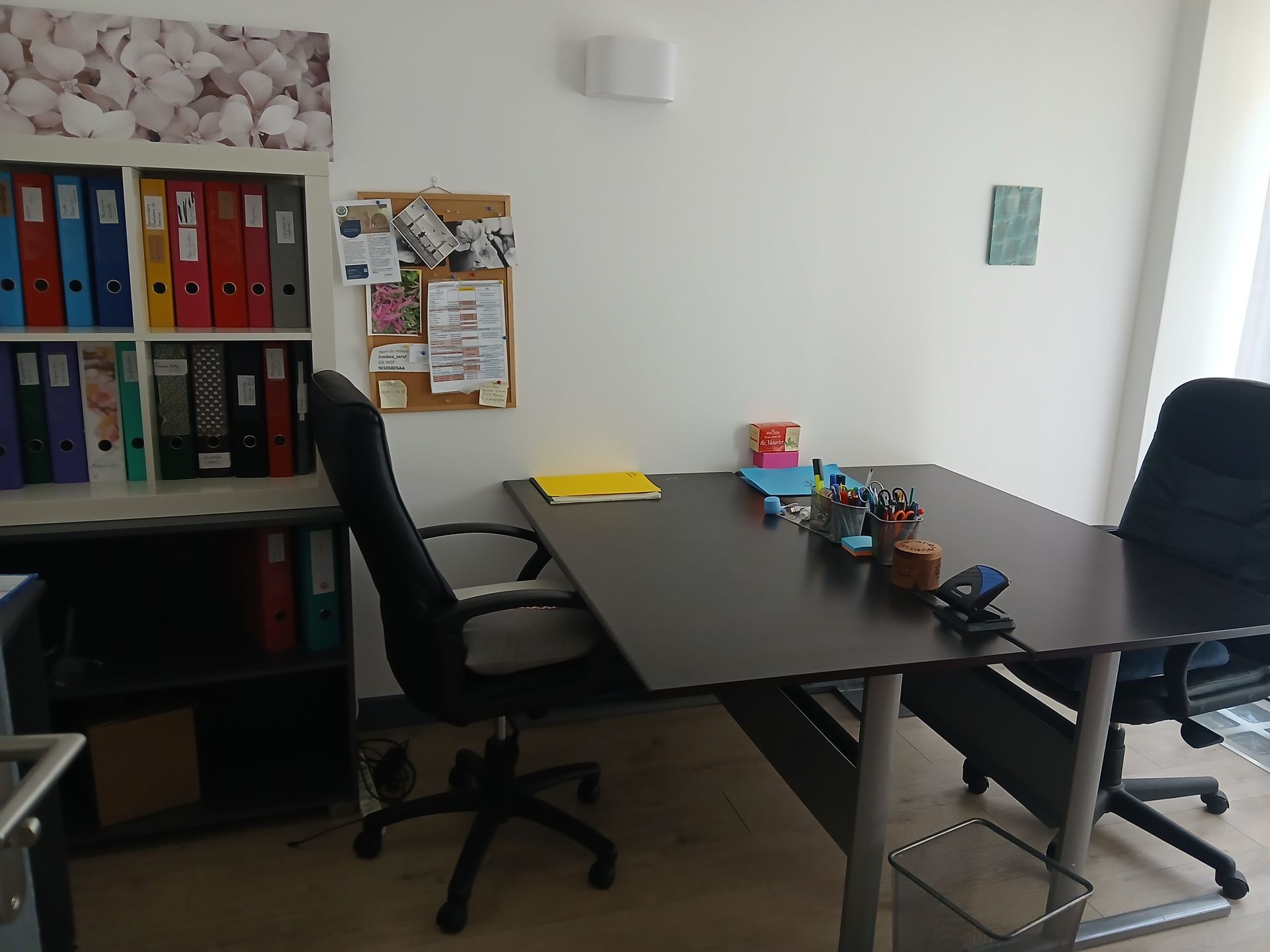 Deux fauteuils de bureau face à face