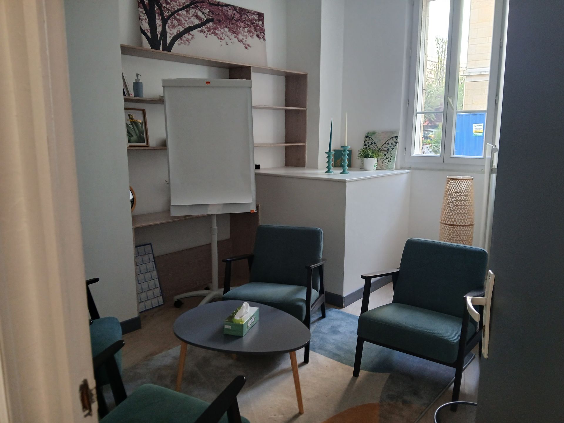 Fauteuils autour d'une table basse