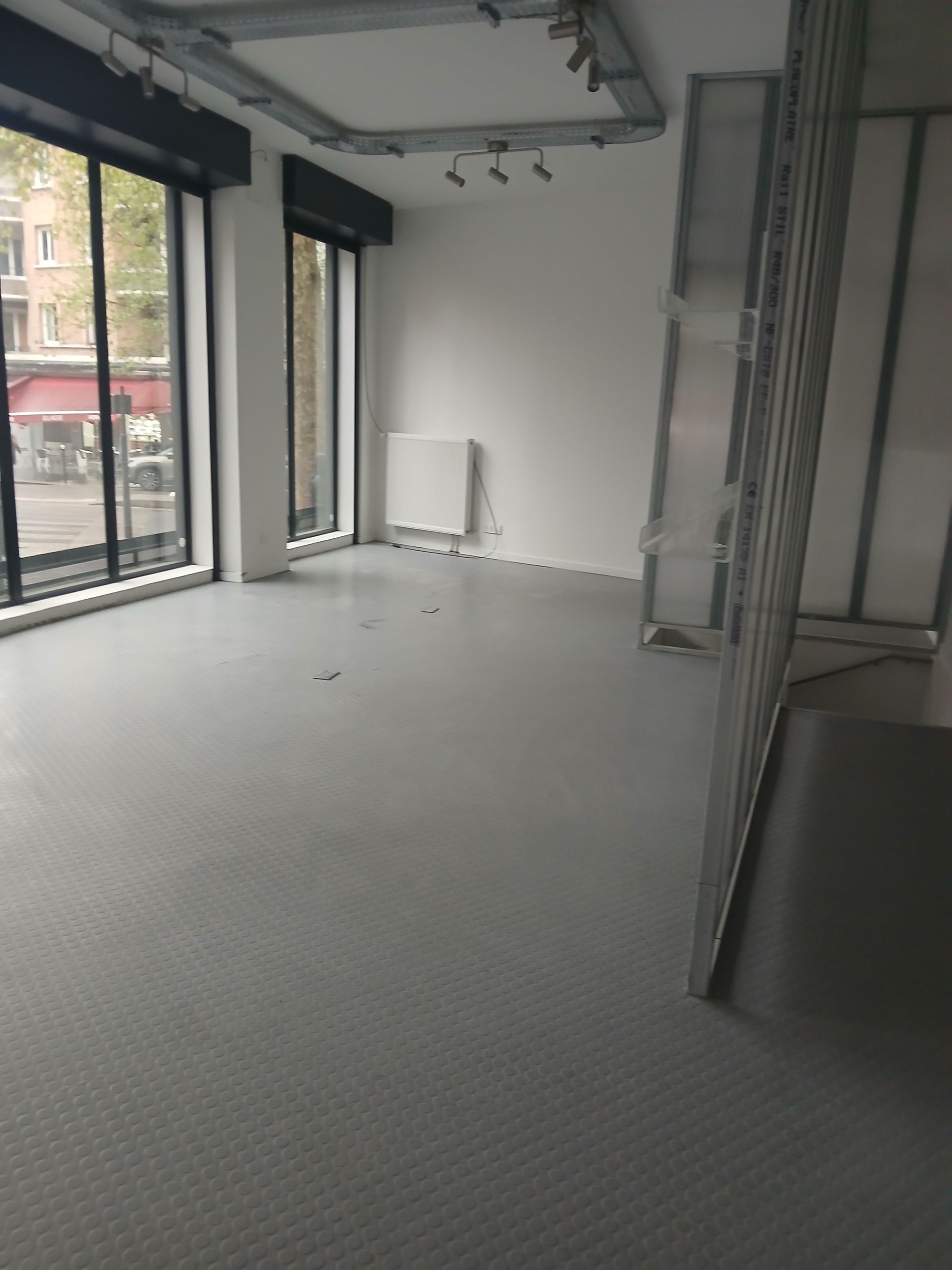 Pièce de vie en travaux avec baies vitrées