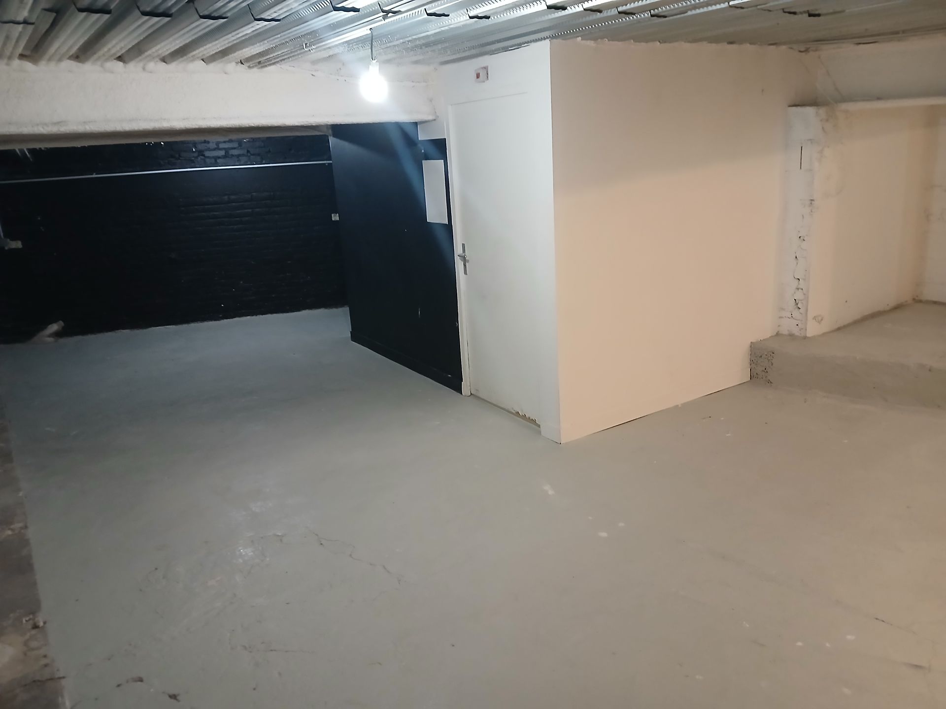 Sous-sol éclairé sans meubles