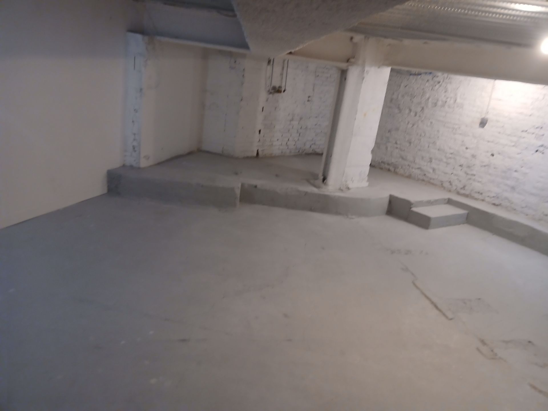 Pièce vide de type garage