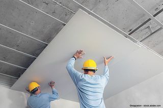 Albert Fischer u. Sohn GmbH Zwei Männer bringen eine Platte unter einer Decke an