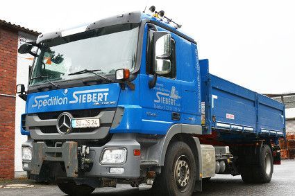 Ein blauer LKW mit dem Wort Siebert darauf