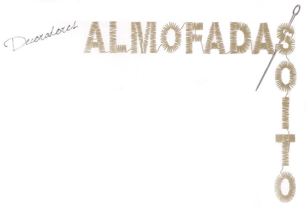 Logotipo com a palavra &ldquo;ALMOFADAS&rdquo; em bege, com uma agulha e linha sobre fundo branco.