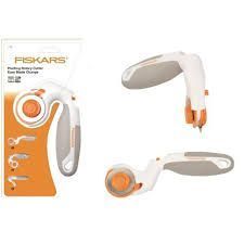 Se muestra un cortador rotatorio Fiskars en su caja.