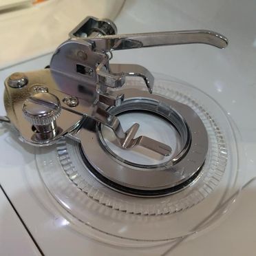 Un primer plano de una máquina de coser sobre una mesa.