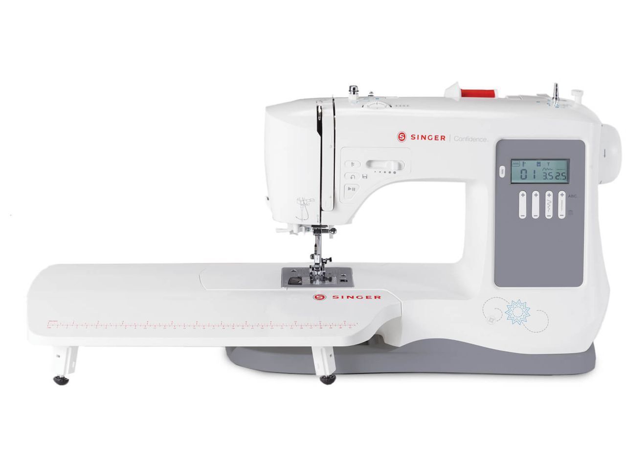 Una máquina de coser blanca con una mesa adjunta sobre un fondo blanco.