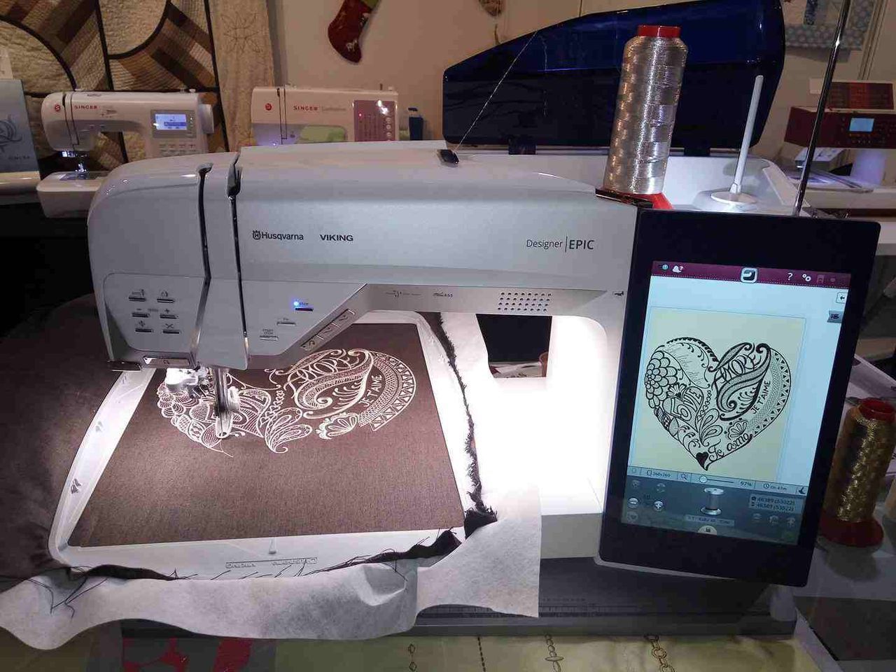 Una máquina de coser con la imagen de un corazón.