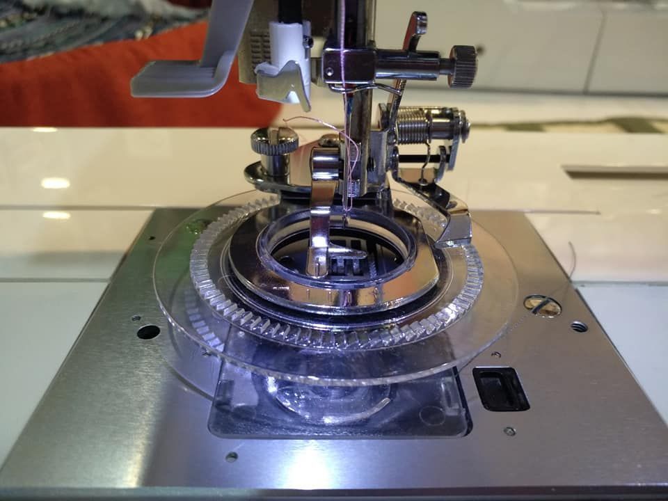 Un primer plano de una máquina de coser sobre una mesa.